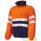Pullover alta visibilità, collo a fascetta con zip, elastici al fondo maniche e vita. Taschino con cerniera e due tasche. Lavor
