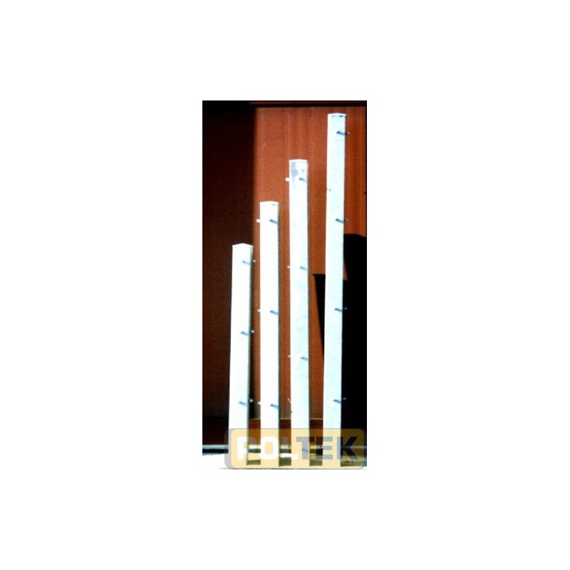 La colonnina presenta su due lati anelli per l'inserimento del tondino.