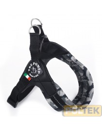 Stile mimetico anche per la pettorina dal mix perfetto di originalità, qualità ed ergonomia. Semplice da indossare come nessun