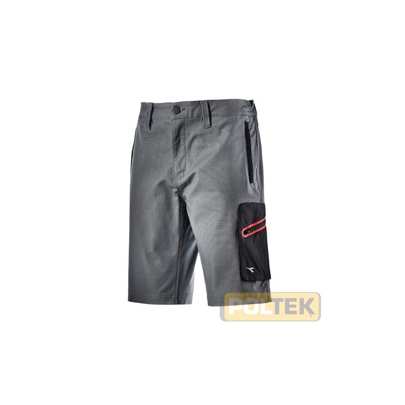 Bermuda in cotone canvas elasticizzato con tasca laterale zippata e dettaglio termonastrato rosso. Elastico in vita, portametro 