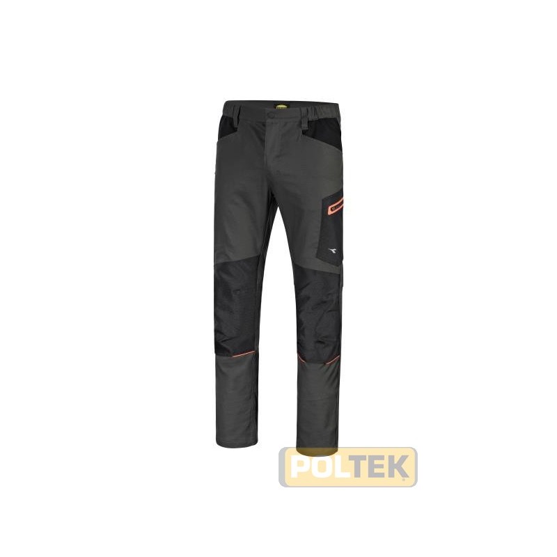 Pantalone in cotone canvas elasticizzato con tasche frontali aperte. Tasca laterale con soffietto, zip e dettaglio termonastrato